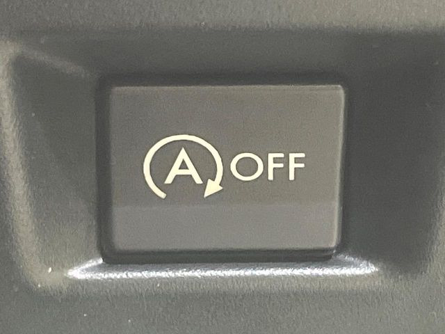 【アイドリングストップ】赤信号や渋滞で停車した際にエンジンを停止し、無駄な燃料の消費を抑えます。燃費向上や環境保護につなげる機能♪エンジンはブレーキを離せば再始動します。