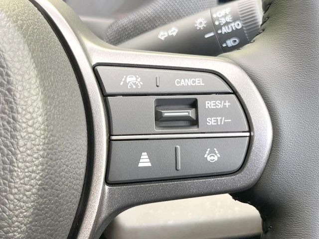 【アダプティブクルーズコントロール】高速道路での長距離走行が楽に!!自動で速度を保つクルーズコントロールが、衝突軽減システムと連携し、前方の車両を感知して車間を保つように速度調節してくれます!!