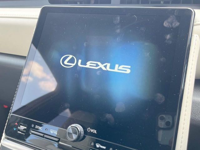 �y9.8�C���` �f�B�X�v���C�I�[�f�B�I�z���ʂ̃f�B�X�v���C��AppleCarPlay��AndroidAuto�����p�\�B�傫�ȉ�ʂŃX�}�z�i�r�A�v���������p���������܂���