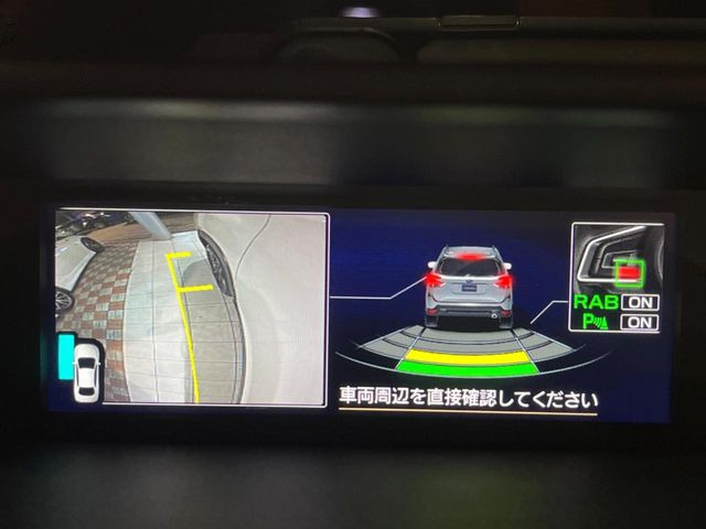 【フロント&サイドカメラ】ドライバーから見にくい死角部分を映像で確認できる前方と左側面にカメラを装着。見通しがきかない場所や住宅密集地などを運転することが多い人におすすめの安心装備です。
