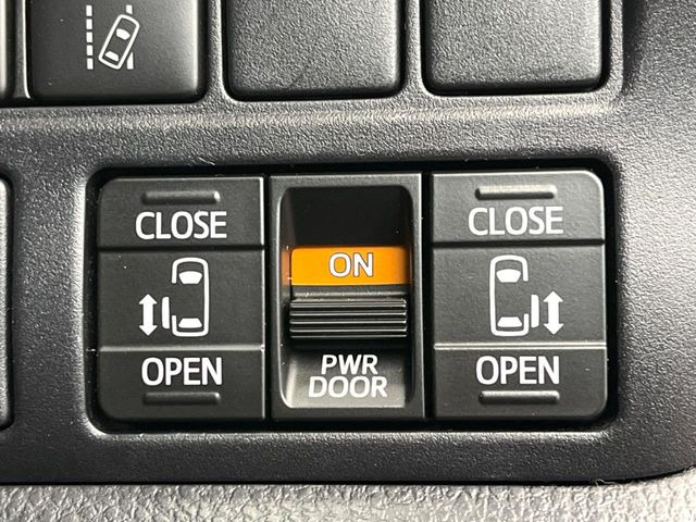 【両側パワースライドドア】スマートキーや運転席のスイッチで後席両側スライドドアの開閉が可能♪電動だから力を入れてドアを開ける必要が無く、小さなお子様でも簡単に開け閉めでき快適です♪