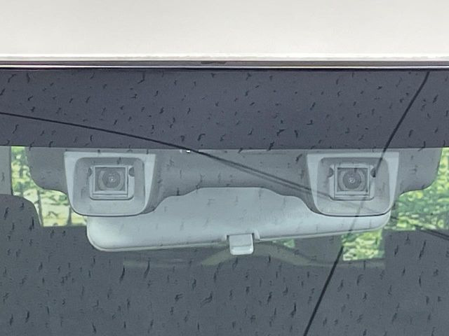 【デュアルカメラブレーキサポート】走行中に前方の車両等を認識し、衝突しそうな時は警報とブレーキで衝突回避と被害軽減をアシスト。より安全にドライブをお楽しみいただけます。