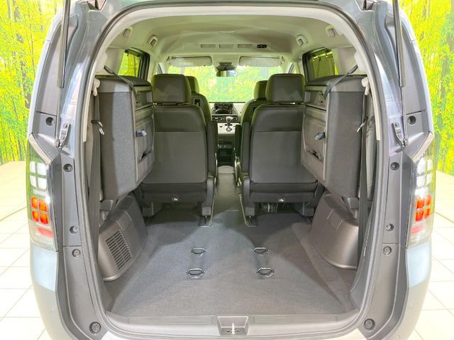 積み下ろしのしやすいデッキにはたっぷりと荷物を積み込んでいただけます。遊びから仕事まで、様々なシーンで頼れます♪