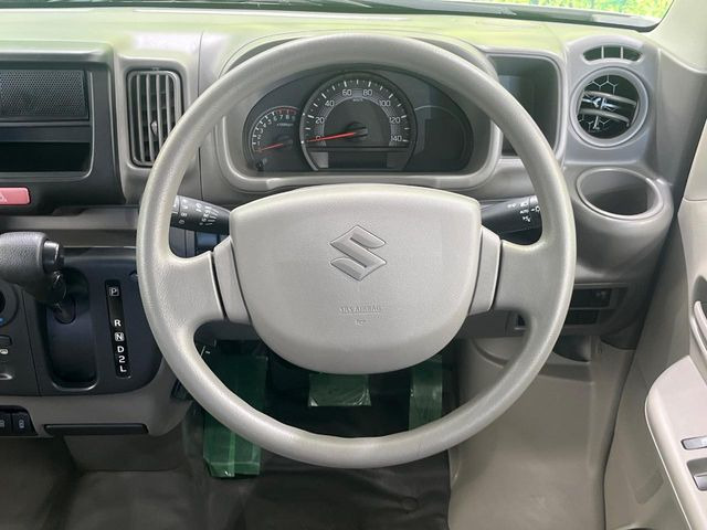 �C���e���A�ɍ��킹���f�U�C���̃X�e�A�����O�́A�^�]�������̂��Ƃ��l���A�^�]���₷���`��A�傫���ł��B�����x�A���ۂɐG���Ă��m���߂��������B