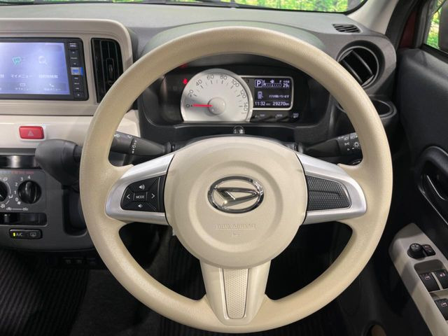 �C���e���A�ɍ��킹���f�U�C���̃X�e�A�����O�́A�^�]�������̂��Ƃ��l���A�^�]���₷���`��A�傫���ł��B�����x�A���ۂɐG���Ă��m���߂��������B