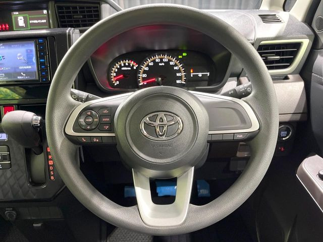 �C���e���A�ɍ��킹���f�U�C���̃X�e�A�����O�́A�^�]�������̂��Ƃ��l���A�^�]���₷���`��A�傫���ł��B�����x�A���ۂɐG���Ă��m���߂��������B