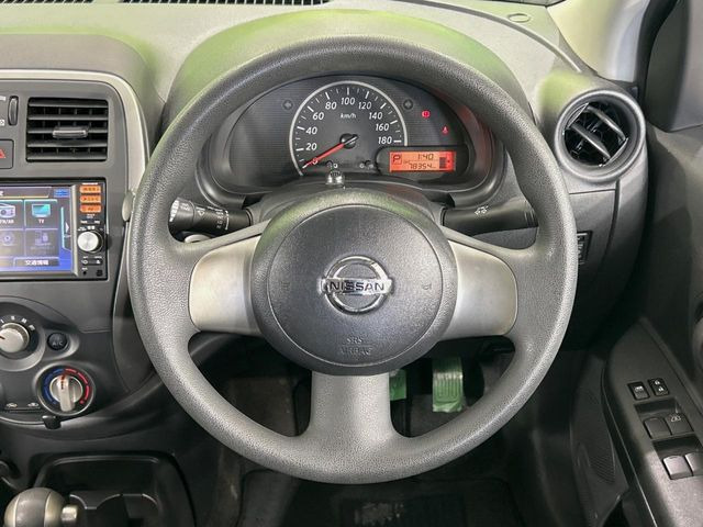 �C���e���A�ɍ��킹���f�U�C���̃X�e�A�����O�́A�^�]�������̂��Ƃ��l���A�^�]���₷���`��A�傫���ł��B�����x�A���ۂɐG���Ă��m���߂��������B
