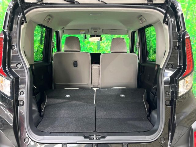 後席を格納すると、これだけの広さが!シーンに合わせたシートアレンジで、大きな荷物も積むことが出来ます♪