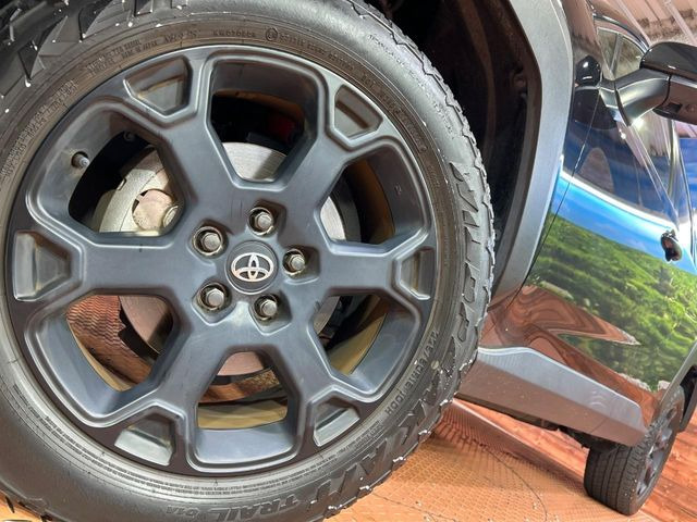 【純正18インチアルミホイール】外観にマッチした純正アルミホイールを装着しております。各種社外アルミホイールや、スタッドレスタイヤも取扱いしております。是非ご相談ください♪