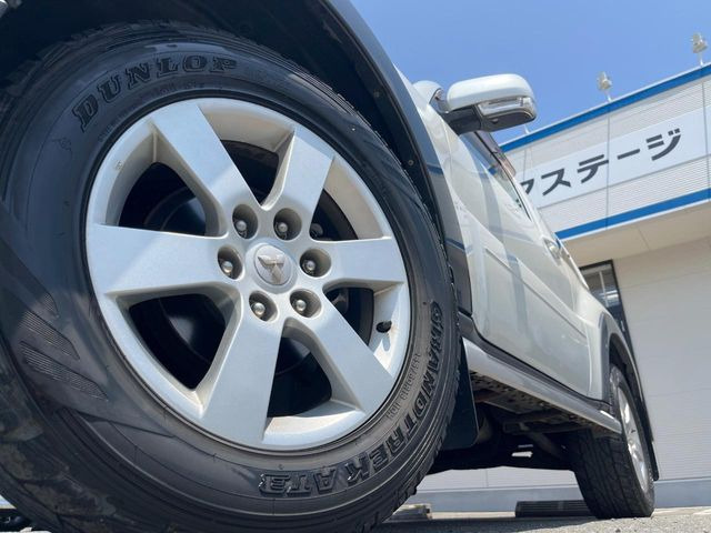�y����16�C���`�A���~�z�C�[���z�O�ςɃ}�b�`���������A���~�z�C�[���𑕒����Ă���܂��B�e��ЊO�A���~�z�C�[����A�X�^�b�h���X�^�C�����戵�����Ă���܂��B���񂲑��k����������