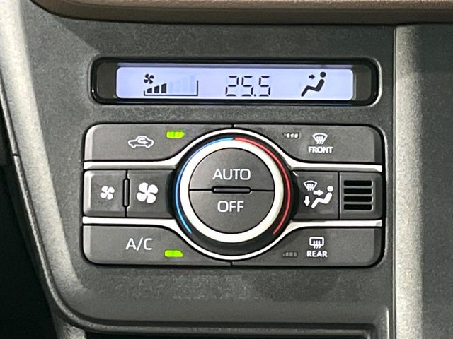【オートエアコン】一度お好みの温度に設定すれば、車内の温度を検知し風量や温度を自動で調整。暑い&hellip;寒い&hellip;と何度もスイッチ操作をする必要はありません。快適な車内空間には必須の機能ですね♪