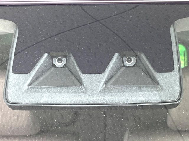【スマートアシスト】走行中に前方の車両等を認識し、衝突しそうな時は警報とブレーキで衝突回避と被害軽減をアシスト。より安全にドライブをお楽しみいただけます。