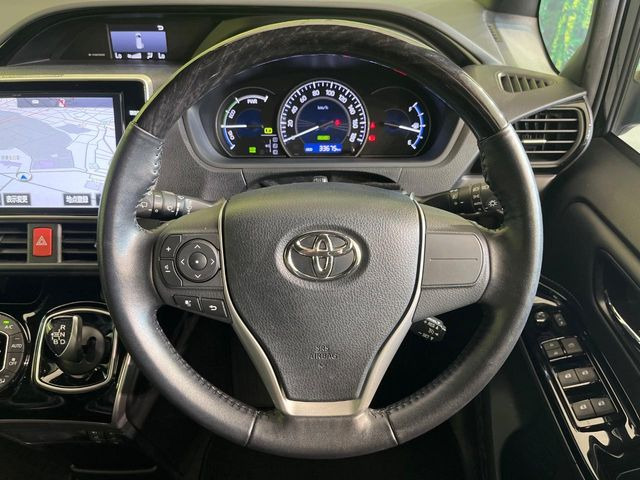 �C���e���A�ɍ��킹���f�U�C���̃X�e�A�����O�́A�^�]�������̂��Ƃ��l���A�^�]���₷���`��A�傫���ł��B�����x�A���ۂɐG���Ă��m���߂��������B