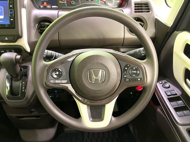 インテリアに合わせたデザインのステアリングは、運転される方のことも考え、運転しやすい形状、大きさです。是非一度、実際に触ってお確かめください。
