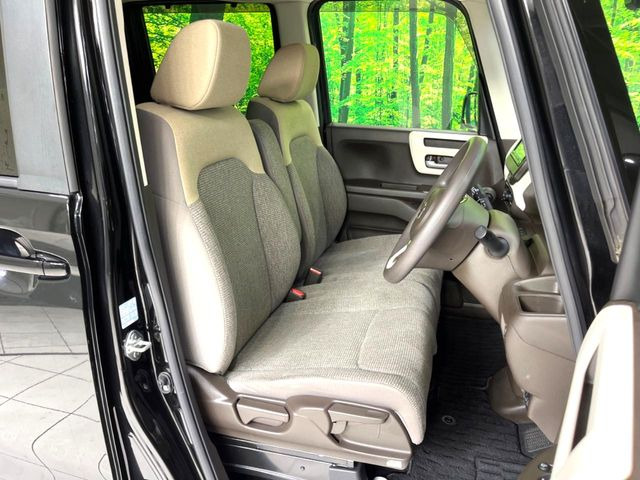 運転席まわりには十分なスペースがあり、大柄な方でもゆったり運転していただける環境です。