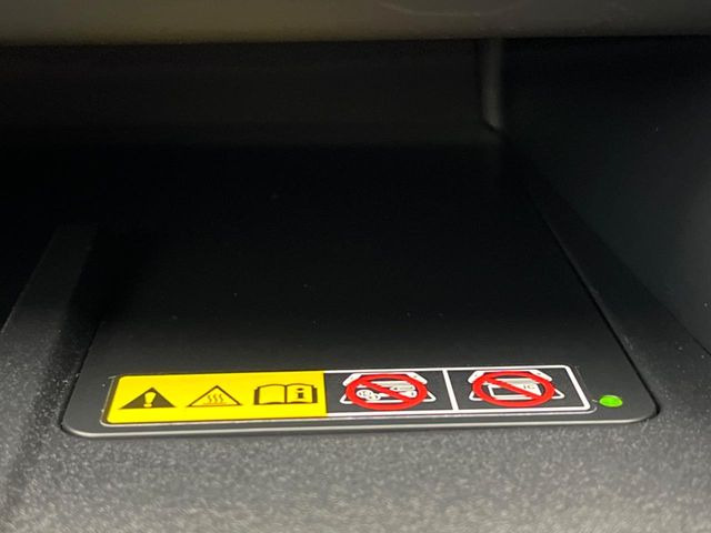 【ワイヤレス充電】車のワイヤレス充電は、スマートフォンを充電パッドに置くだけで簡単に充電できる便利な機能です。ケーブルが不要なので車内がすっきりし、運転中でも安全に使えます。