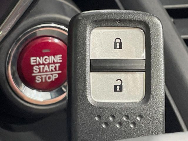 �yHonda�X�}�[�g�L�[�z�J�o����|�P�b�g�ɓ��ꂽ�܂܂ł��h�A�̎{���E�������\�ȃX�}�[�g�L�[�𑕔��B�G���W���̃I���E�I�t�����J�M�����o���K�v����������Ƃ��Ă��֗��ł���
