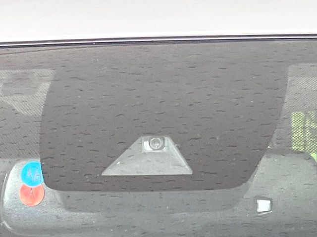 【プリクラッシュセーフティ】前方の車両等を検知し、衝突しそうな時は警報で注意を促し、ブレーキを踏む力をサポート。ブレーキを踏めなかった場合は衝突被害軽減ブレーキが作動、衝突回避をサポートします。