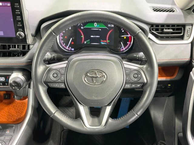 【ステアリングスイッチ】運転中、前方から目線をそらすことなく、オーディオ等の操作が可能な便利機能!安心&快適なドライブを演出してくれます♪