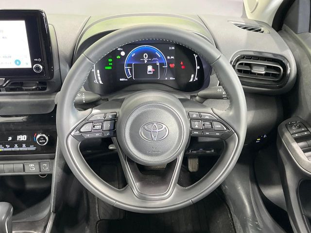 �C���e���A�ɍ��킹���f�U�C���̃X�e�A�����O�́A�^�]�������̂��Ƃ��l���A�^�]���₷���`��A�傫���ł��B�����x�A���ۂɐG���Ă��m���߂��������B