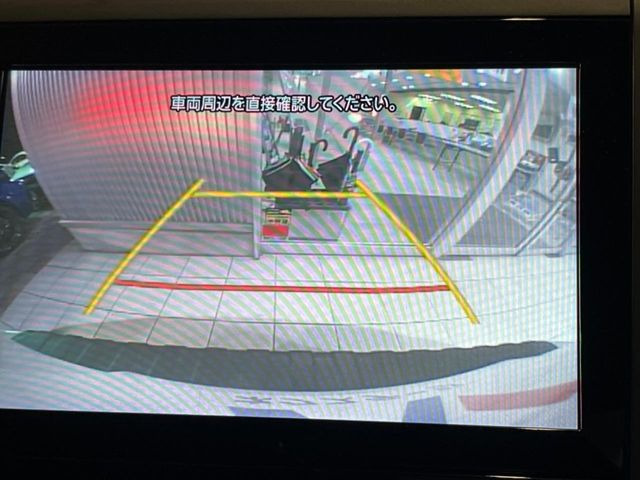 【バックカメラ】駐車時に後方がリアルタイム映像で確認できます。大型商業施設や立体駐車場での駐車時や、夜間のバック時に大活躍!運転スキルに関わらず、今や必須となった装備のひとつです!