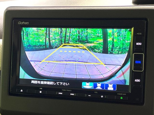 【バックカメラ】駐車時に後方がリアルタイム映像で確認できます。大型商業施設や立体駐車場での駐車時や、夜間のバック時に大活躍!運転スキルに関わらず、今や必須となった装備のひとつです!
