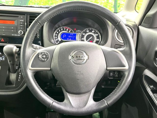 �C���e���A�ɍ��킹���f�U�C���̃X�e�A�����O�́A�^�]�������̂��Ƃ��l���A�^�]���₷���`��A�傫���ł��B�����x�A���ۂɐG���Ă��m���߂��������B