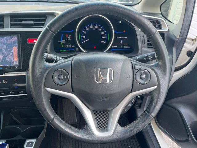 �C���e���A�ɍ��킹���f�U�C���̃X�e�A�����O�́A�^�]�������̂��Ƃ��l���A�^�]���₷���`��A�傫���ł��B�����x�A���ۂɐG���Ă��m���߂��������B