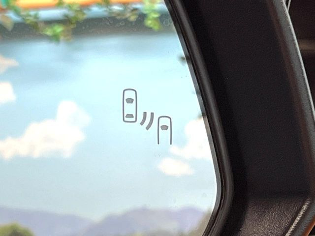 【ブラインドスポットモニター】走行中、ドアミラーの死角になりやすい箇所に後続車が接近するとサイドミラーのレンズに警告を表示!ドライバーに注意喚起をしてくれます。
