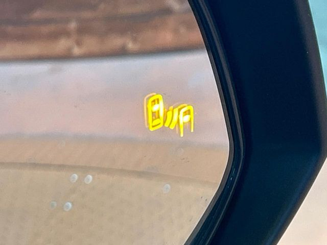 【ブラインドスポットモニター】走行中、ドアミラーの死角になりやすい箇所に後続車が接近するとサイドミラーのレンズに警告を表示!ドライバーに注意喚起をしてくれます。