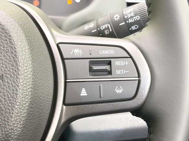 【アダプティブクルーズコントロール】高速道路での長距離走行が楽に!!自動で速度を保つクルーズコントロールが、衝突軽減システムと連携し、前方の車両を感知して車間を保つように速度調節してくれます!!