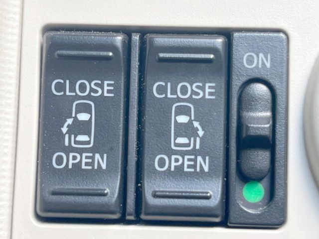 【両側パワースライドドア】スマートキーや運転席のスイッチで後席両側スライドドアの開閉が可能♪電動だから力を入れてドアを開ける必要が無く、小さなお子様でも簡単に開け閉めでき快適です♪