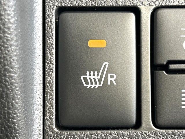 【シートヒーター】寒い日に重宝するシートヒーター!エアコンより早く温まってくれるので寒がりの人も安心ですね♪エアコンの温風は乾燥するから苦手、という方にもをおすすめです。