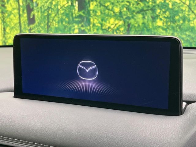 【10.25インチマツダコネクト】車内の雰囲気にマッチした大型ディスプレイ。スマホ接続でのナビ使用やBluetooth再生等、様々な機能が楽しめます。直感的なダイヤル操作が可能で、使い勝手も良好です。