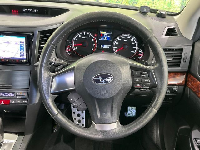 �C���e���A�ɍ��킹���f�U�C���̃X�e�A�����O�́A�^�]�������̂��Ƃ��l���A�^�]���₷���`��A�傫���ł��B�����x�A���ۂɐG���Ă��m���߂��������B