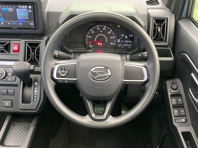 �C���e���A�ɍ��킹���f�U�C���̃X�e�A�����O�́A�^�]�������̂��Ƃ��l���A�^�]���₷���`��A�傫���ł��B�����x�A���ۂɐG���Ă��m���߂��������B