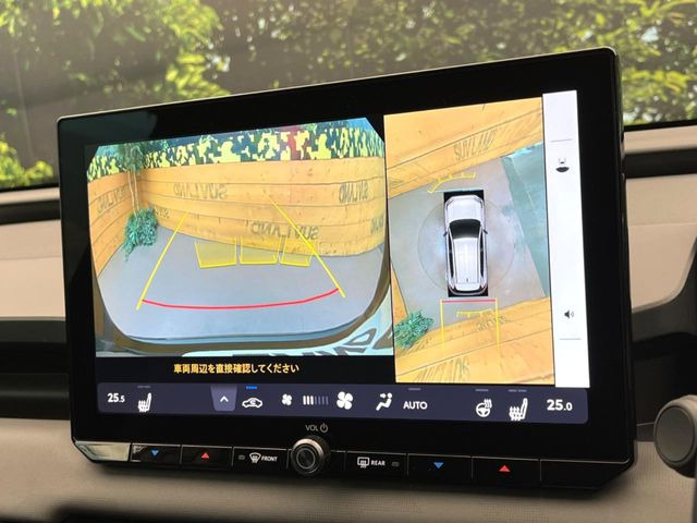 【パノラミックビューモニター】専用のカメラにより、上から見下ろしたような視点で360度クルマの周囲を確認することができます☆死角部分も確認しやすく、狭い場所での切り返しや駐車もスムーズに行えます。