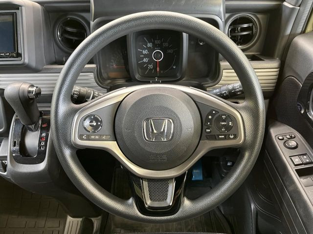 �C���e���A�ɍ��킹���f�U�C���̃X�e�A�����O�́A�^�]�������̂��Ƃ��l���A�^�]���₷���`��A�傫���ł��B�����x�A���ۂɐG���Ă��m���߂��������B