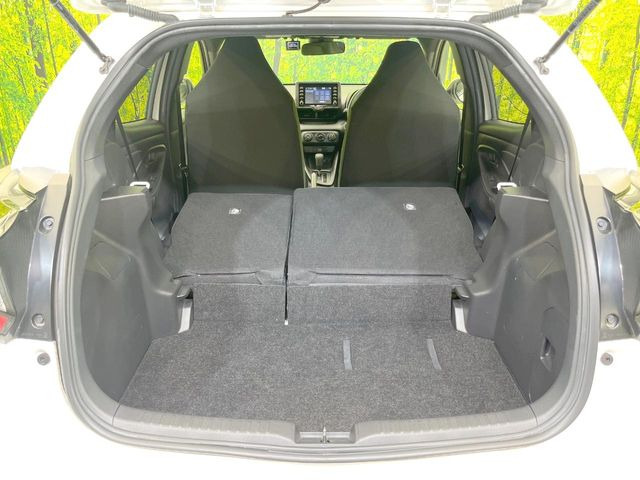積み下ろしのしやすいデッキにはたっぷりと荷物を積み込んでいただけます。遊びから仕事まで、様々なシーンで頼れます♪