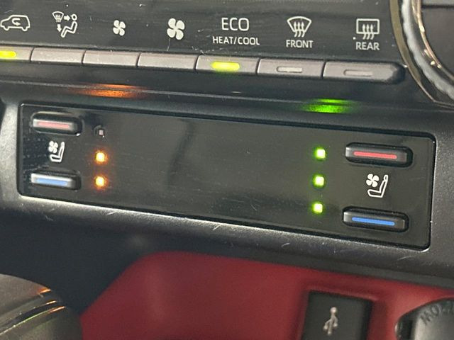 【シートヒーター&ベンチレーション】夏場は涼しい風でお尻や背中の熱やムレを防ぎ、冬はエアコンよりも早く温まってポカポカに!季節を問わず快適に過ごせます。