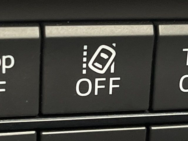 【レーンキープアシストシステム】高速道路走行時、車線からはみ出しそうな時にステアリングを制御し車線内を走行する様にアシスト。より安全な運転をサポートしてくれます!