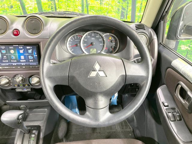 �C���e���A�ɍ��킹���f�U�C���̃X�e�A�����O�́A�^�]�������̂��Ƃ��l���A�^�]���₷���`��A�傫���ł��B�����x�A���ۂɐG���Ă��m���߂��������B