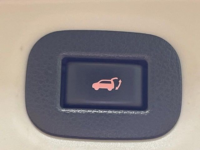 【パワーバックドア】スマートキーや運転席のボタンを押すだけでリアゲートが自動で開閉します!荷物を持っている時や、高い位置にあるバックドアを閉める際に便利な機能です♪