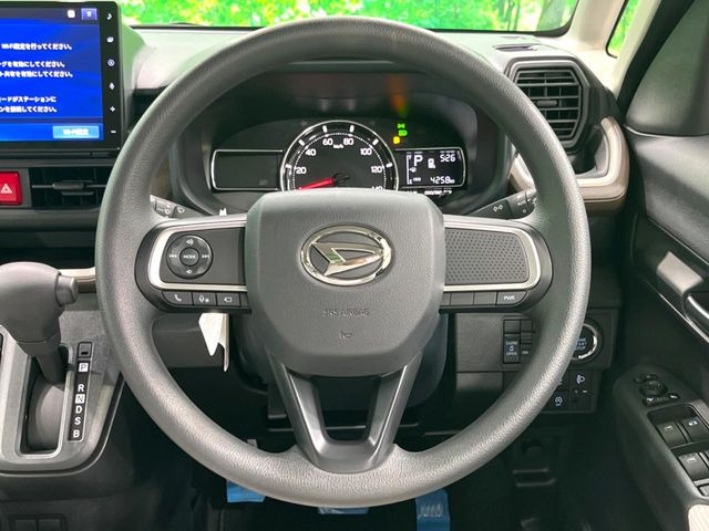 インテリアに合わせたデザインのステアリングは、運転される方のことも考え、運転しやすい形状、大きさです。是非一度、実際に触ってお確かめください。