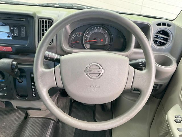 �C���e���A�ɍ��킹���f�U�C���̃X�e�A�����O�́A�^�]�������̂��Ƃ��l���A�^�]���₷���`��A�傫���ł��B�����x�A���ۂɐG���Ă��m���߂��������B