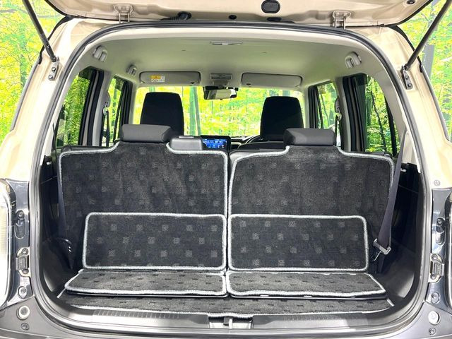 普段のお買い物や通勤、送迎等に十分な荷室スペースを確保しております。セカンドシートを倒すと、大きな荷物の積載も可能です♪