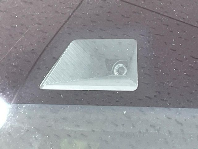 【ホンダセンシング】走行中に前方の車両等を認識し、衝突しそうな時は警報とブレーキで衝突回避と被害軽減をアシスト。より安全にドライブをお楽しみいただけます。