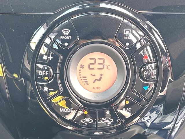 【オートエアコン】一度お好みの温度に設定すれば、車内の温度を検知し風量や温度を自動で調整。暑い&hellip;寒い&hellip;と何度もスイッチ操作をする必要はありません。快適な車内空間には必須の機能ですね♪