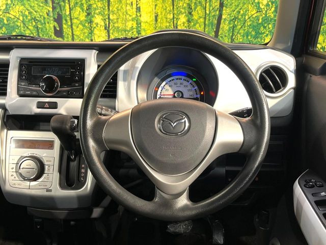 �C���e���A�ɍ��킹���f�U�C���̃X�e�A�����O�́A�^�]�������̂��Ƃ��l���A�^�]���₷���`��A�傫���ł��B�����x�A���ۂɐG���Ă��m���߂��������B