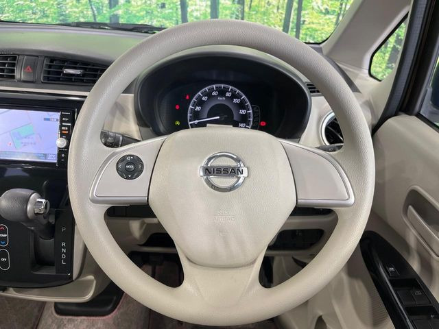 �C���e���A�ɍ��킹���f�U�C���̃X�e�A�����O�́A�^�]�������̂��Ƃ��l���A�^�]���₷���`��A�傫���ł��B�����x�A���ۂɐG���Ă��m���߂��������B